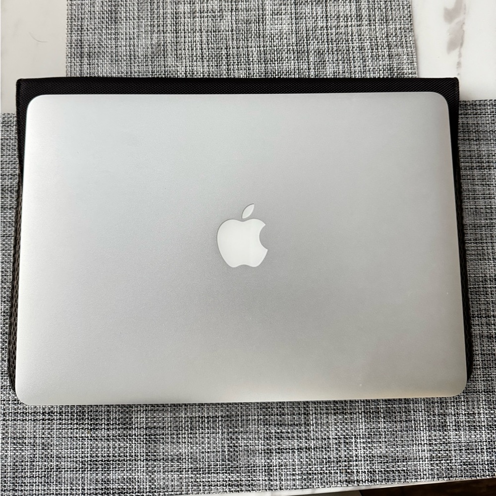 Apple MacBook Air 13” 2014 with a Brand New Laptop Sleeve and a Charger